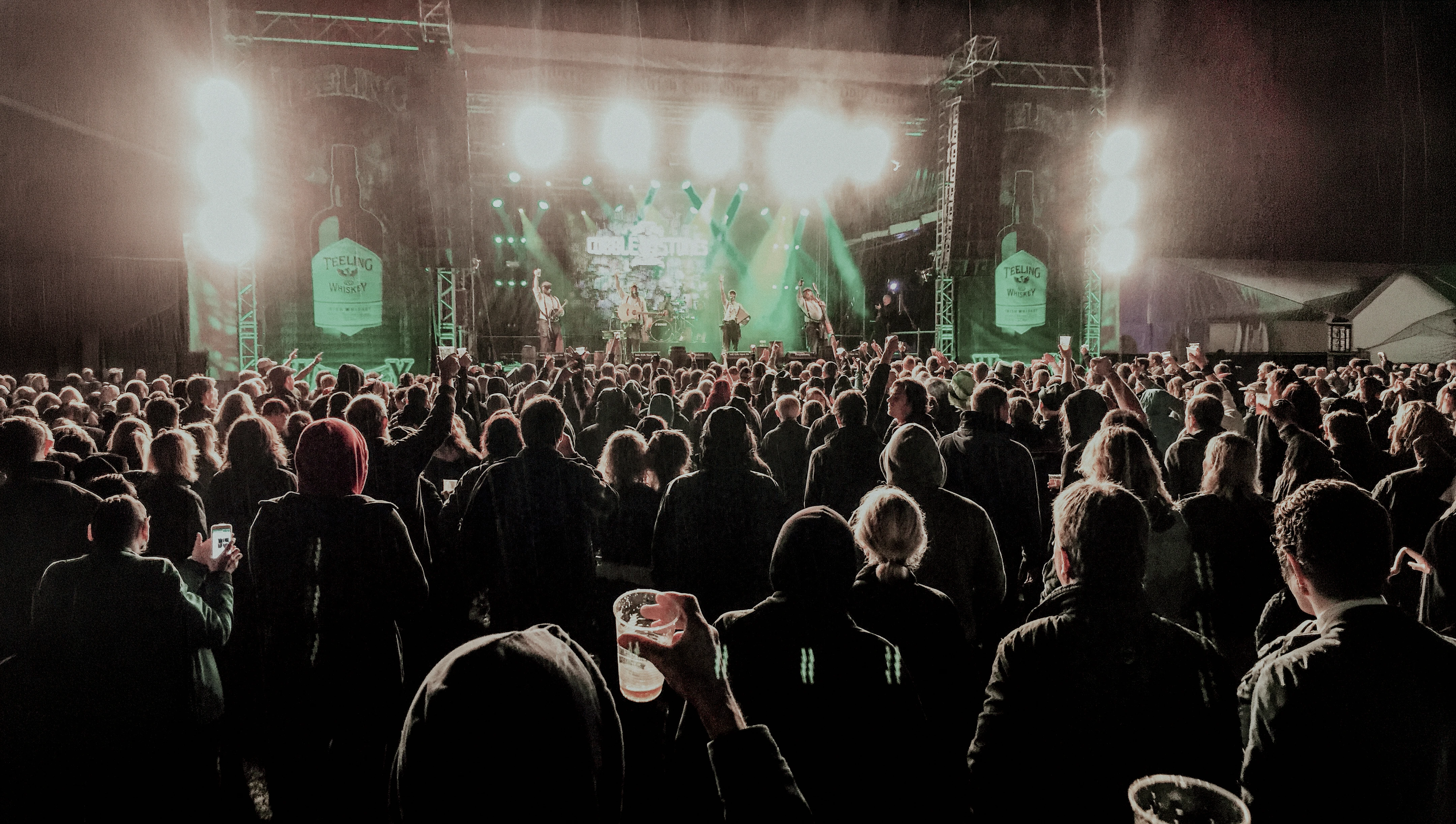 Cobblestones live beim Folk-Festival in Poyenberg vor einem großen Publikum